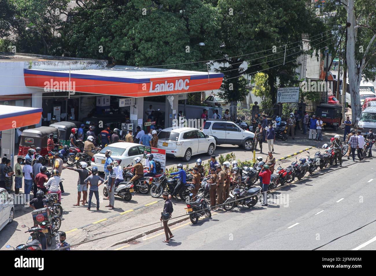 July 4, 2022, Colombo, Western, Sri Lanka: Drivers are waiting in long queues at an Indian Oil Corporation (IOC) filling station in Colombo. (Credit Image: © Saman Abesiriwardana/Pacific Press via ZUMA Press Wire) Stock Photo
