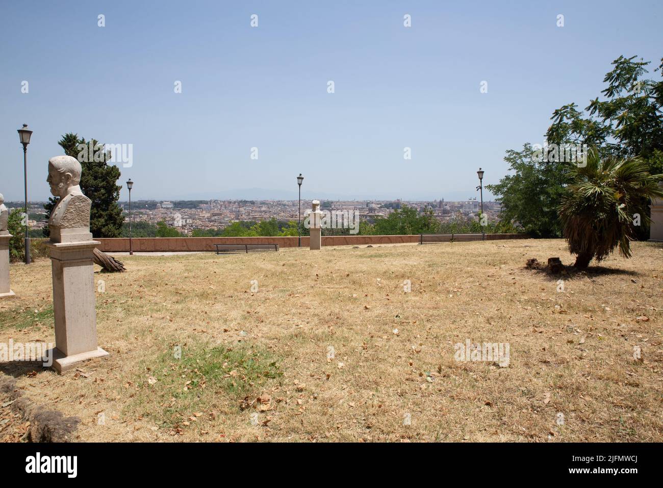 Rome, Italy. 4th July, 2022. Dry lawn due to drought on the Janiculum Hill in Rome (Credit Image: © Matteo Nardone/Pacific Press via ZUMA Press Wire) Stock Photo