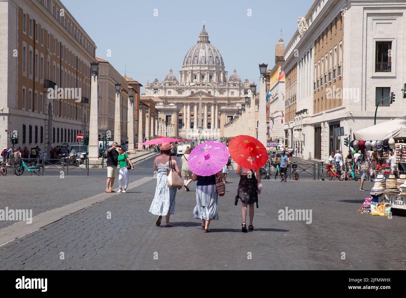Rome, Italy. 4th July, 2022. Tourists walk with umbrellas towards St. Peter's Basilica on a warm summer day (Credit Image: © Matteo Nardone/Pacific Press via ZUMA Press Wire) Stock Photo