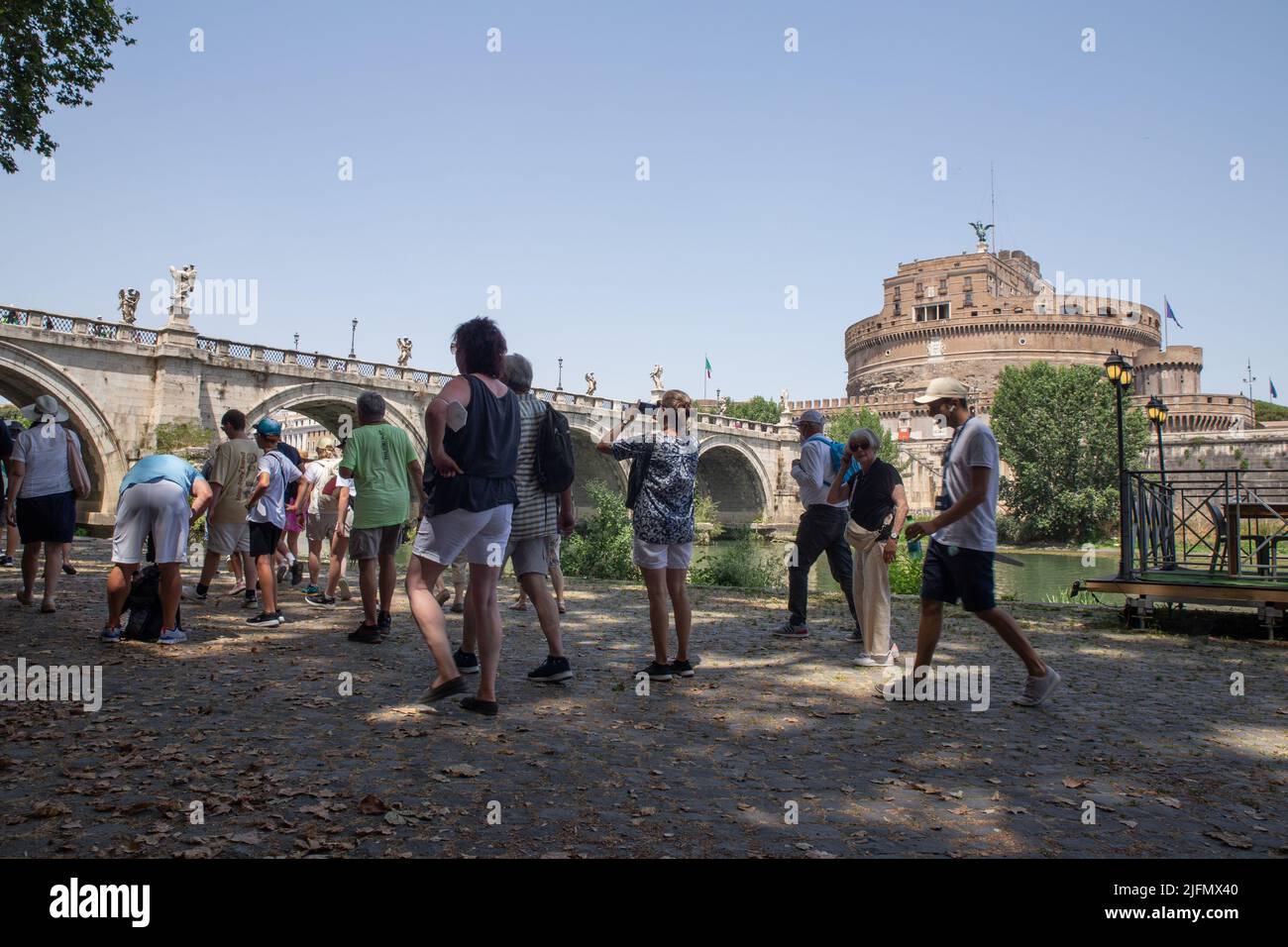 Rome, Italy. 4th July, 2022. Tourists walk on the quay of the Tiber in Rome on a hot summer day (Credit Image: © Matteo Nardone/Pacific Press via ZUMA Press Wire) Stock Photo