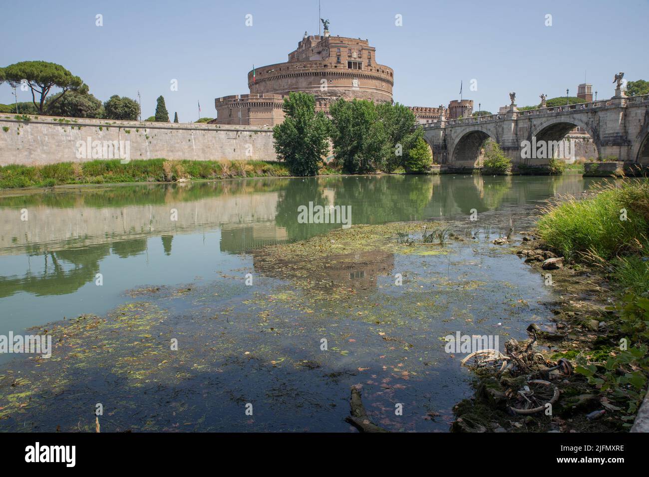 Rome, Italy. 4th July, 2022. A bicycle emerges from the waters of Tiber River in Rome (Credit Image: © Matteo Nardone/Pacific Press via ZUMA Press Wire) Stock Photo