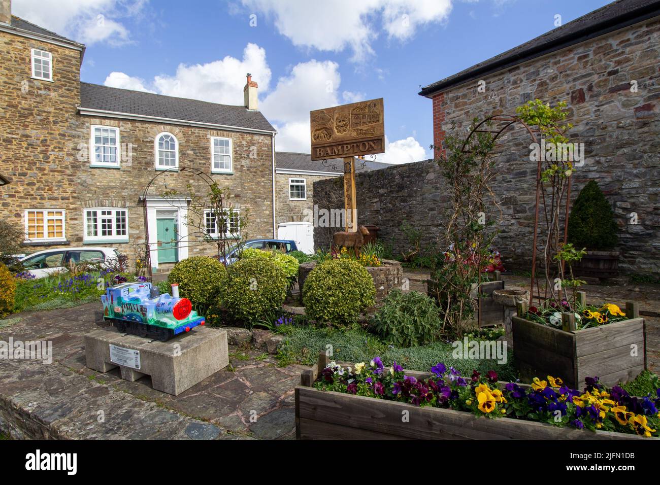 BAMPTON, DEVON, UK APRIL 7, 2022 Bampton town sign and gardens on Fore Street Stock Photo Alamy