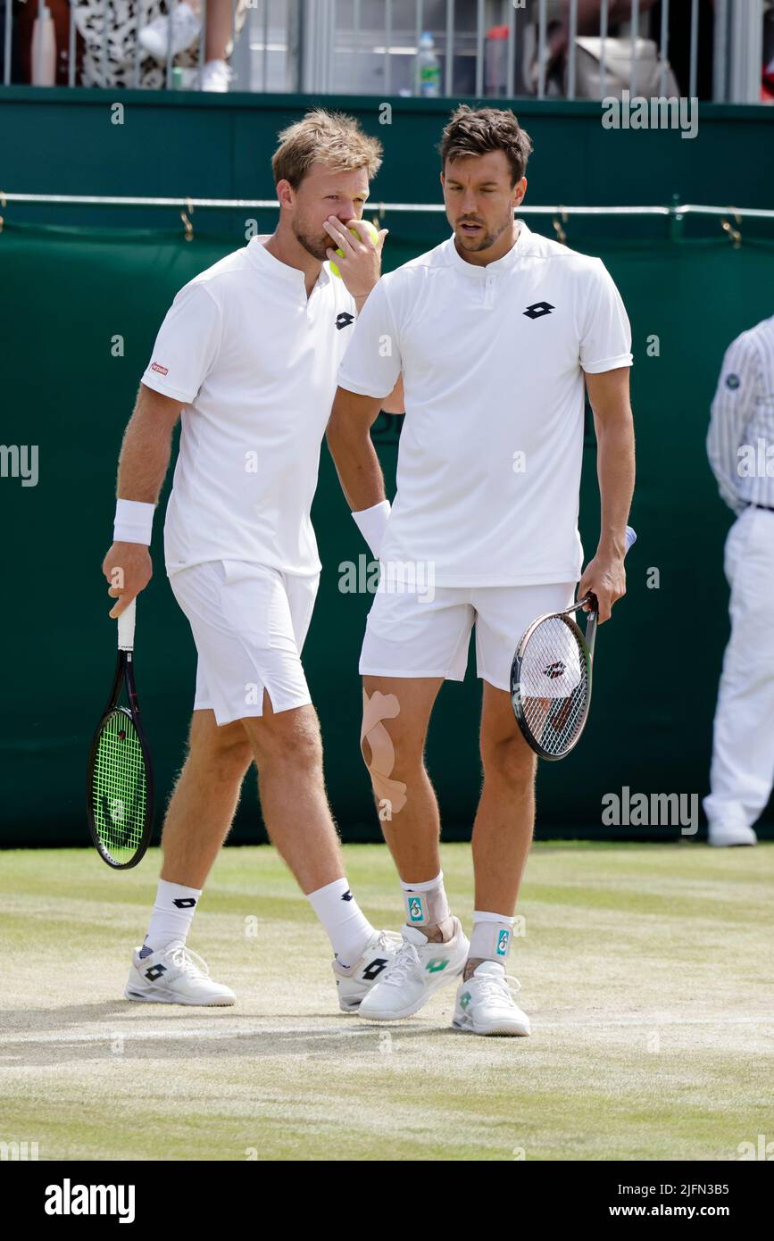 London, UK. 04th July, 2022. Tennis: Grand Slam/ATP Tour - Wimbledon,  doubles, men, round of 16. O'Mara/Skupski (Great Britain) - Krawietz/Mies  (Germany). Andreas Mies (r) and Kevin Krawietz are in action. Credit: