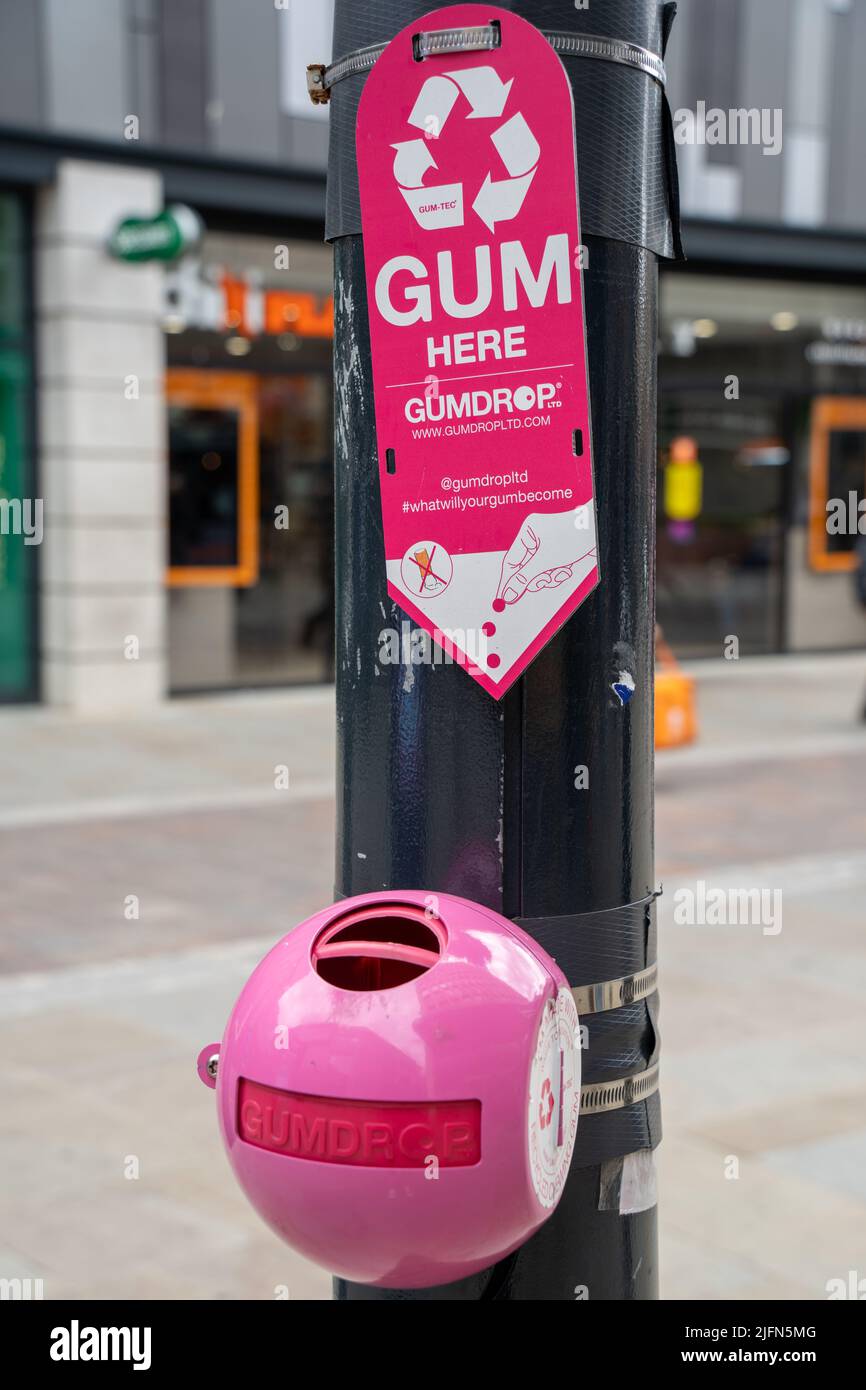 https://c8.alamy.com/comp/2JFN5MG/pink-gumdrop-lamp-post-mounted-bin-for-disposal-of-used-chewing-and-bubble-gum-which-is-also-made-out-of-recycled-chewing-gum-2JFN5MG.jpg