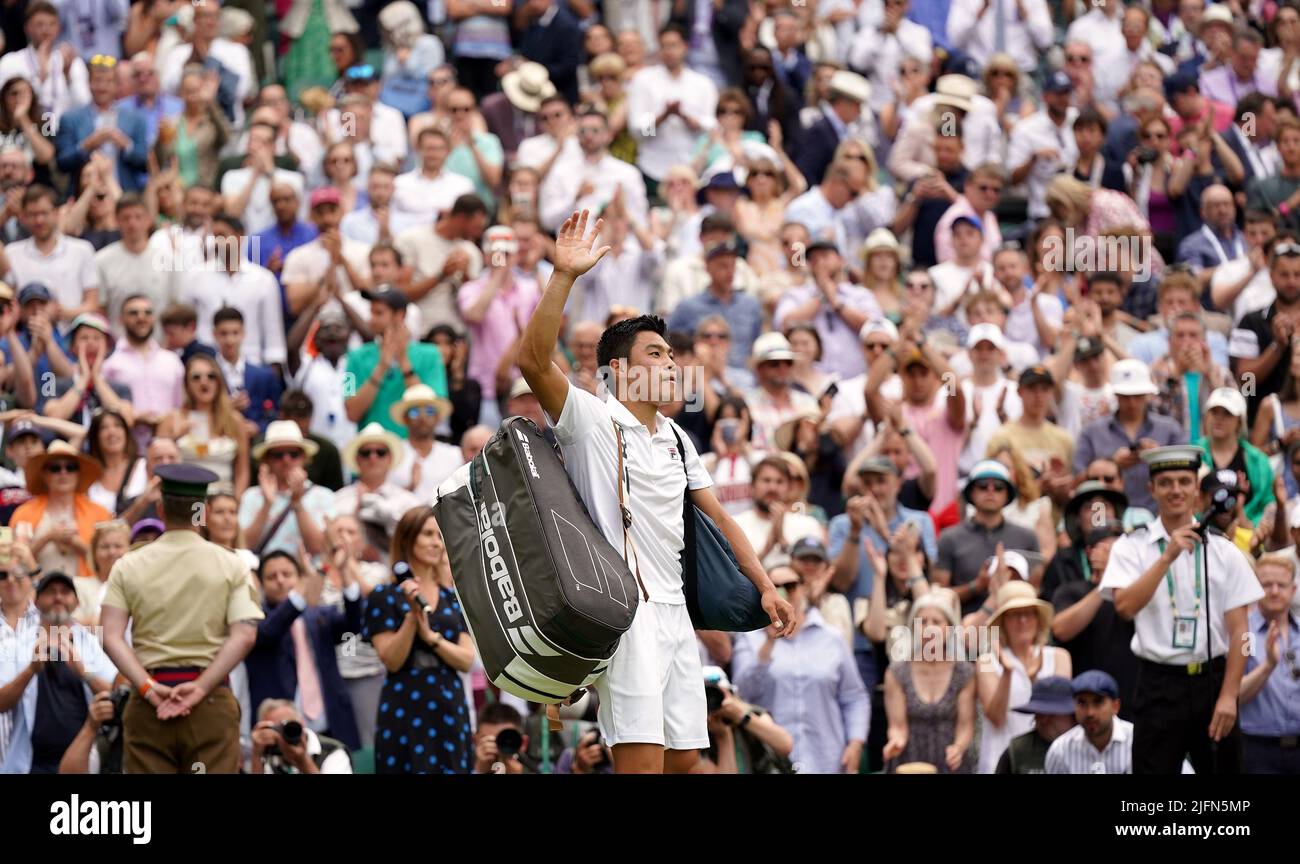 Brandon Nakashima waves to the crowd after his Gentlemen's singles fourth round match against Nick Kyrgios on day eight of the 2022 Wimbledon Championships at the All England Lawn Tennis and Croquet Club, Wimbledon. Picture date: Monday July 4, 2022. Stock Photo