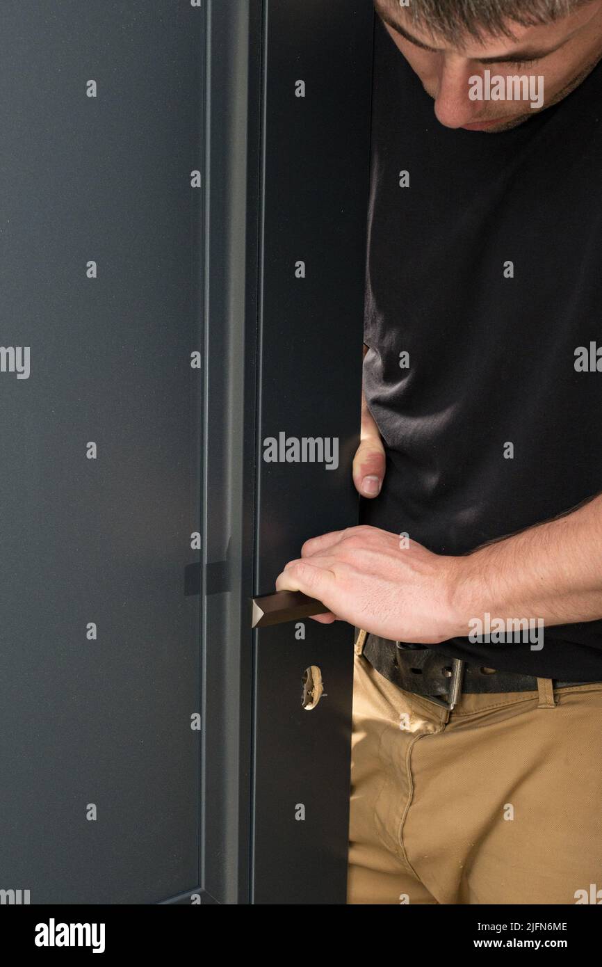 The master installs the door handle, installation works with doors