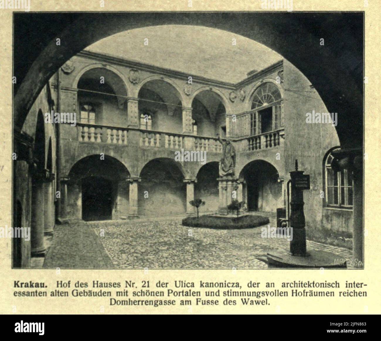 Kraków. Courtyard of house No. 21 on Ulica Kanonicza, the Canons' Lane at the foot of Wawel Mountain, rich in architecturally interesting old buildings with beautiful portals and atmospheric courtyards. From the book in German ' Galizien, seine kulturelle und wirtschaftliche Entwicklung. ' [ Galicia, its cultural and economic development. ] Publisher and responsible editor Siegmund Bergmann. 1912 Stock Photo