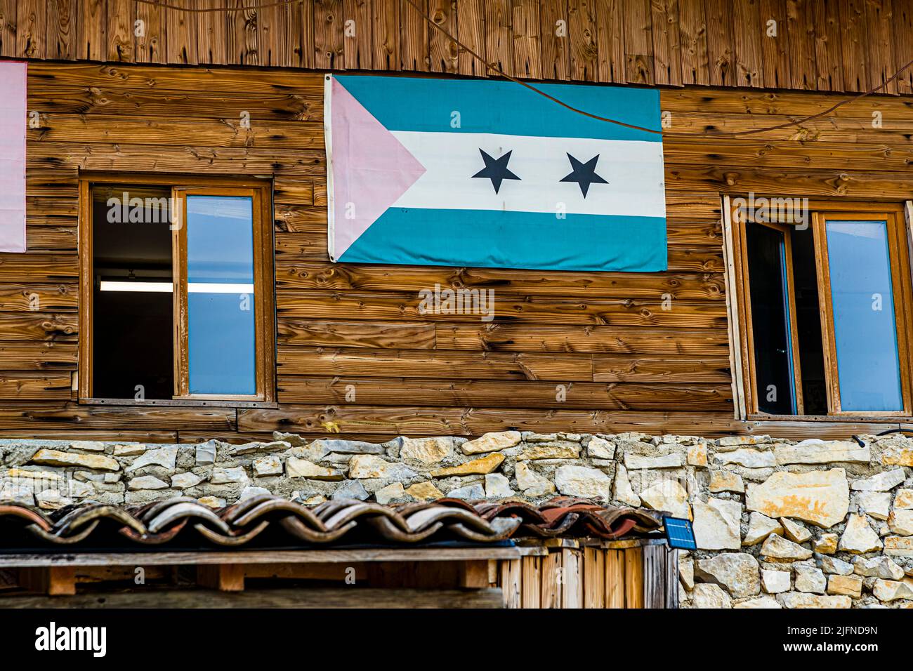 The flag of São Tomé & Príncipe hangs on the building of the Frigoulette chocolate factory. The island state in the Gulf of Guinea also bears the name Chocolate Island. Portuguese settlers from Brazil settled on São Tomé & Principe in 1822. They also brought cocoa plants with them. The soil of volcanic origin and favorable climatic conditions enabled rapid development of cocoa cultivation, which peaked in 1913 at 36,000 tons. Today, the island produces only about 3,000 tons and an environmentally friendly and sustainable increase in productivity is a major concern for company founder Bernard Stock Photo