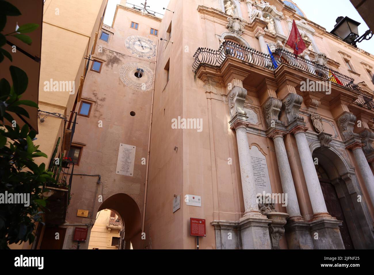 Trapani, Sicily (Italy): Dark Door (Porta Oscura) the oldest town gate and  Clock Tower (Torre dell'Orologio Stock Photo - Alamy
