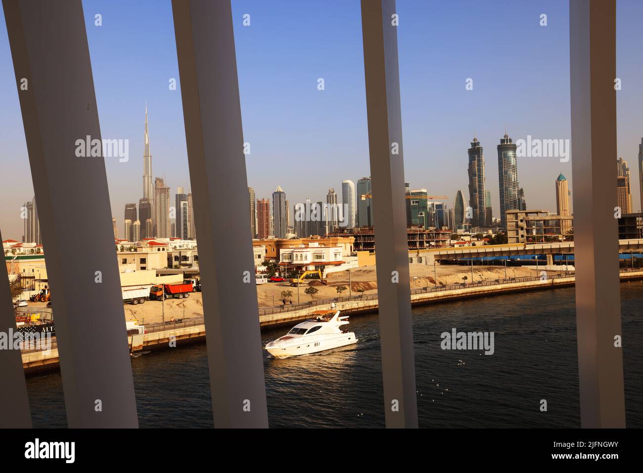Dubai Canal, Dubai, Wolkenkratzer, , moderne Architektur,  Atemberaubende Aussicht auf die Skyline mit Hochhäuser, Skyscraper, Hotels im Finanzzentrum Stock Photo