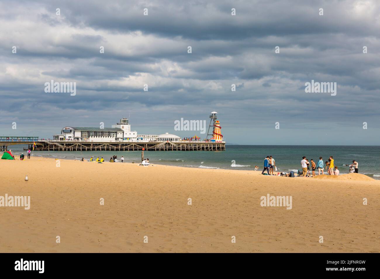 Bournemouth, Dorset UK. 4th July 2022. UK weather: lovely warm sunny evening at Bournemouth beach as beachgoers head to the seaside to enjoy the last of the sun. Credit: Carolyn Jenkins/Alamy Live News Stock Photo