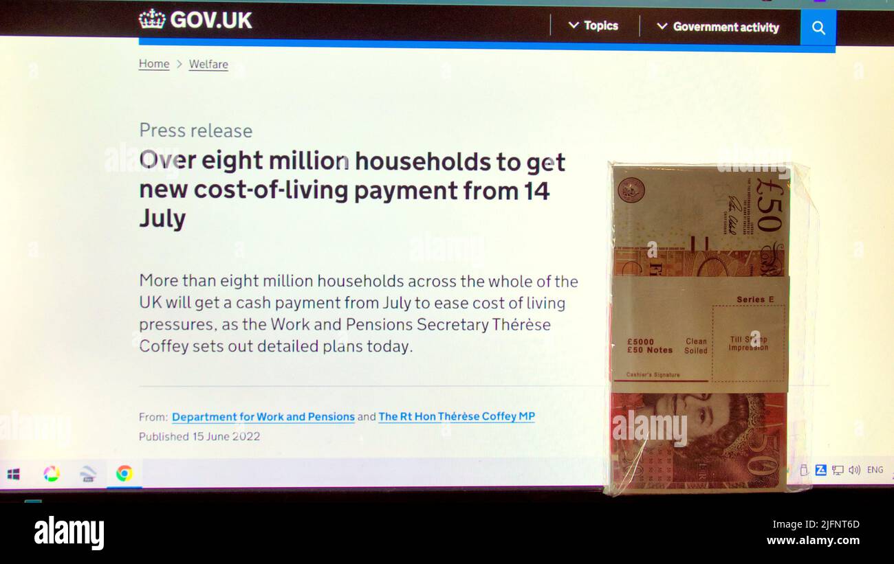 Glasgow, Scotland, UK 4th July, 2022.  Cost of living payment date announced as over 14 million households are to get payments fron 14th of july. Credit Gerard Ferry/Alamy Live News Stock Photo