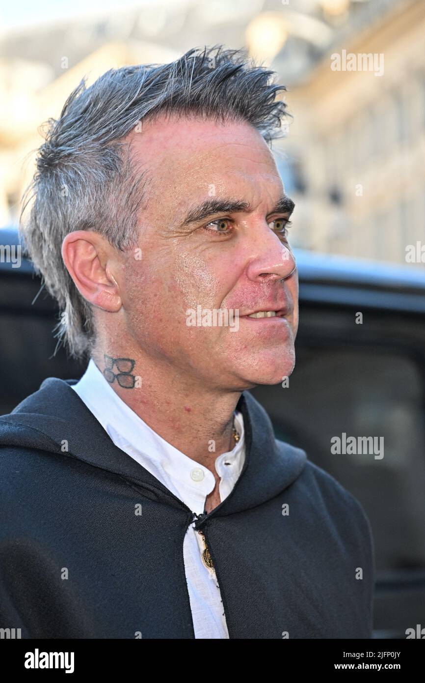 Paris, France, July 4, 2022. Robbie Williams attending the Giambattista  Valli show during PFW Haute Couture in Paris, France on July 4, 2022. Photo  by Julien Reynaud/APS-Medias/ABACAPRESS.COM Stock Photo - Alamy