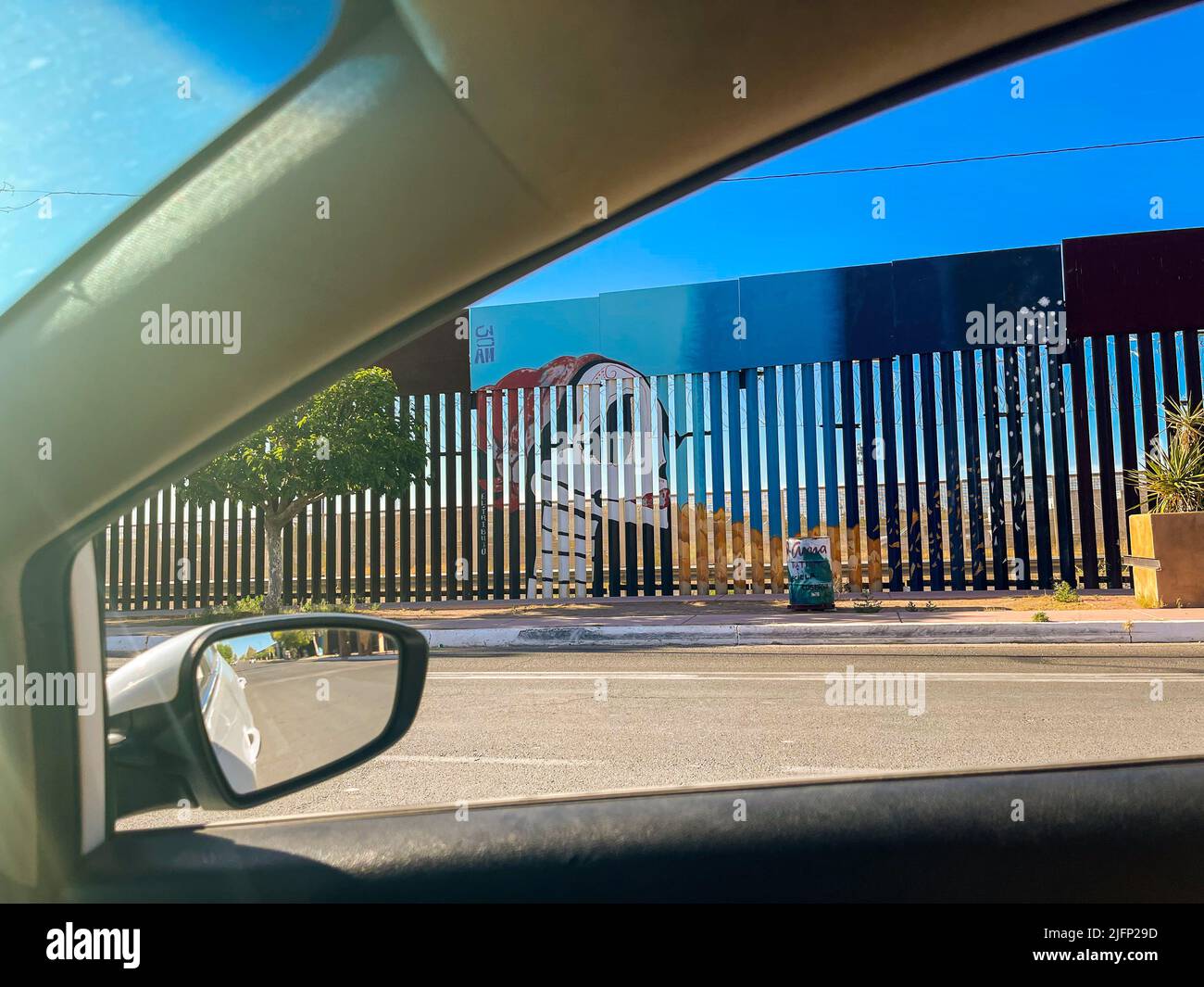 Mural on the border wall in Agua Prieta, Sonora, Mexico. Migration, binational, two nations, country border with steel wall.... © (Photo by Luis Gutierrez/North Photo)  Mural en el muro fronterizo en Agua Prieta, Sonora, Mexico. Migracion, binacional, dos naciones, limite de pais con muro de acero.... © (Photo by Luis Gutierrez/North Photo) Stock Photo