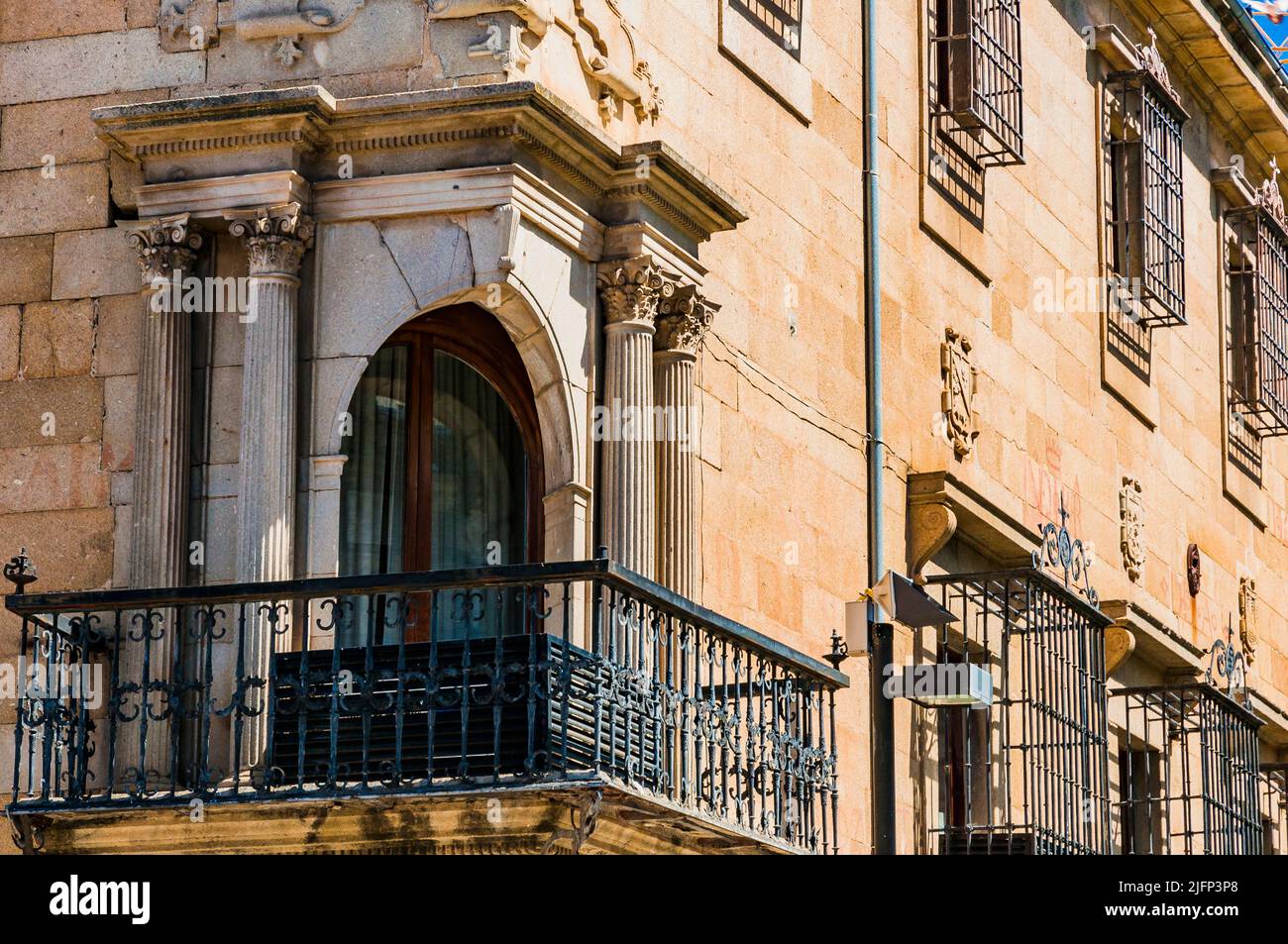 Detail of the balcony and corner coat of arms. Facade of the Casa del