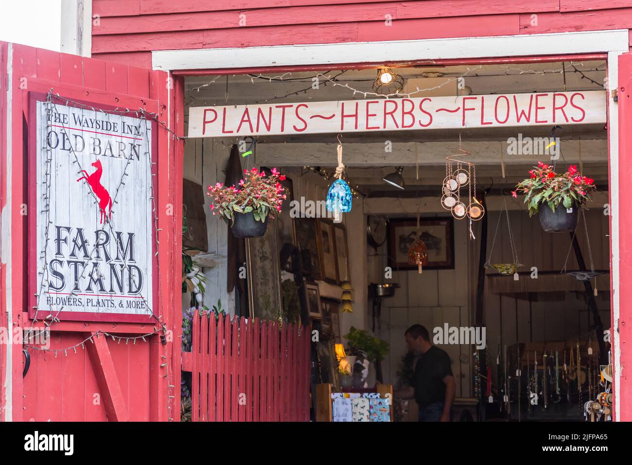 The Wayside Inn Old Barn Farm Stand Stock Photo Alamy
