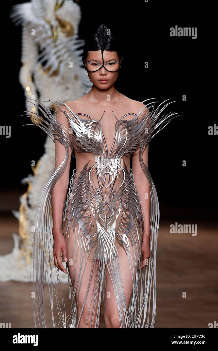 Iris Van Herpen Fall Winter 2022-23 Haute Couture Fashion Show