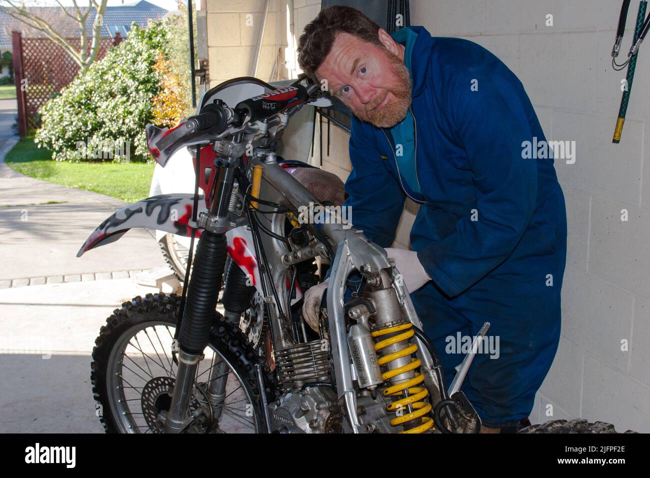 Life in New Zealand. Fishing, foraging, diving, gardening and sports