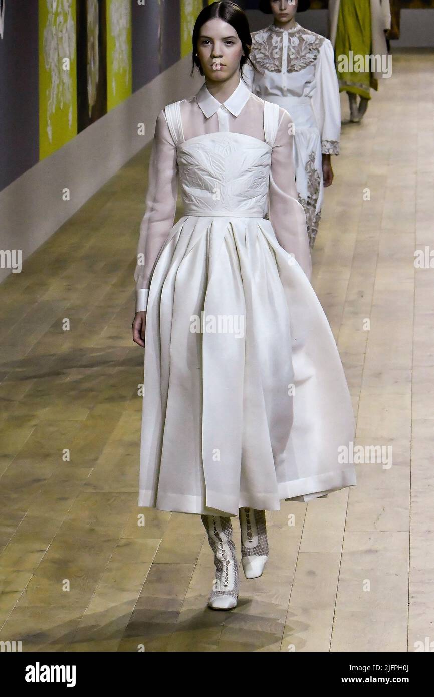Christian Dior Haute Couture Fashion Show Collection Fall Winter 2022,  Runway look #022 – Paris Fashion Week. – NOWFASHION