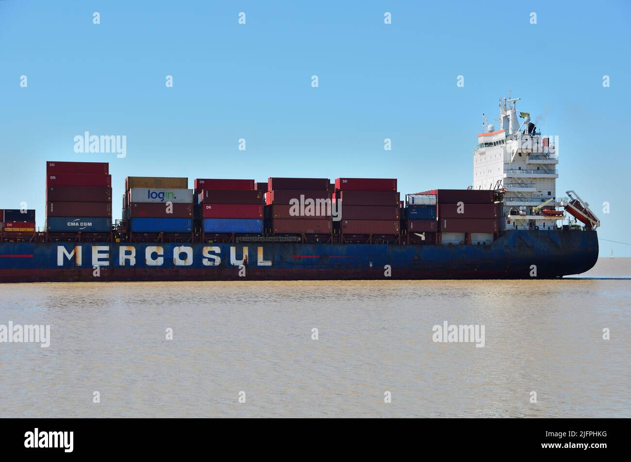 Container ship 'Mercosul Guaranì' entering the port of Buenos Aires, sailing along the Rio de La Plata. Buque portacontenedores 'Mercosul Guaraní'. Stock Photo