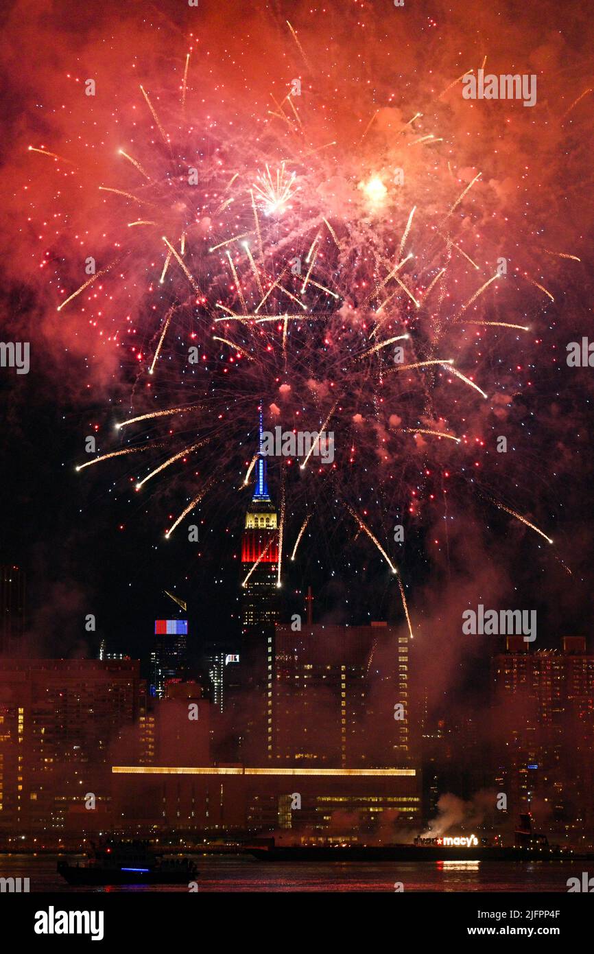 The Macy's Fourth of July fireworks show lights up the sky over midtown ...