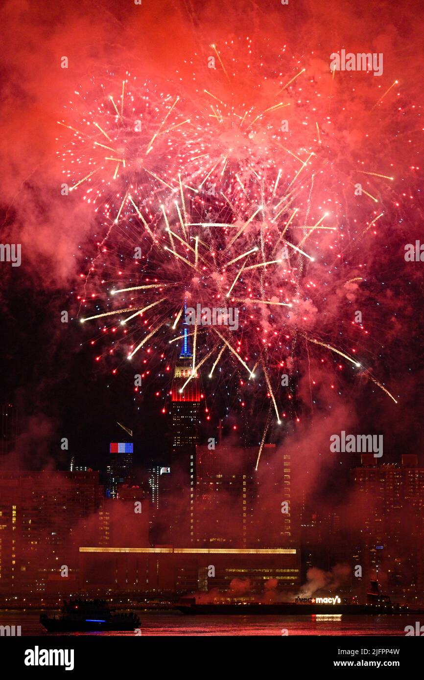 The Macy's Fourth of July fireworks show lights up the sky over midtown ...