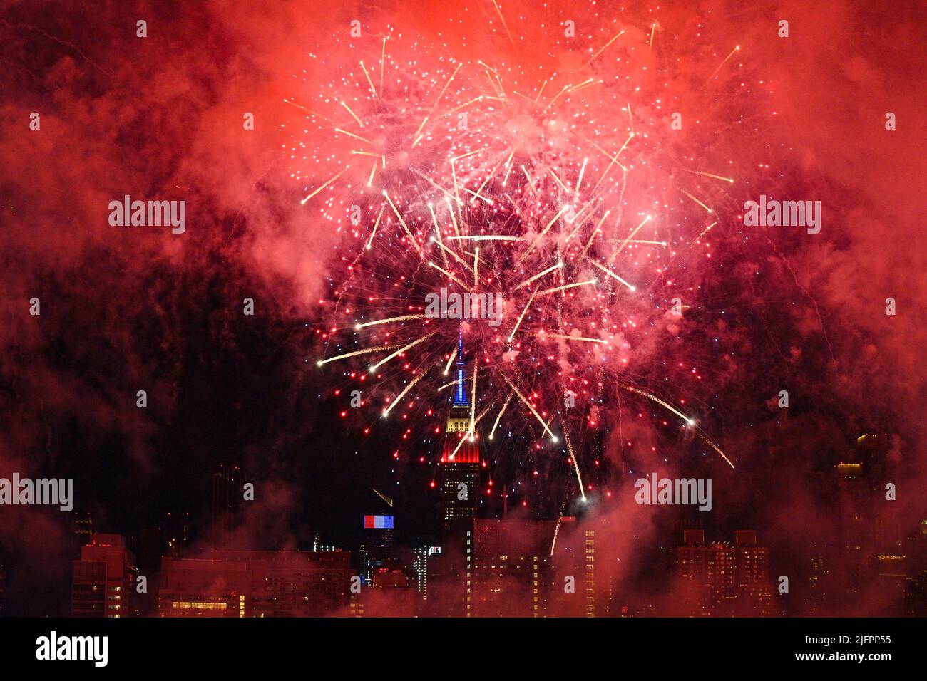 The Macy's Fourth of July fireworks show lights up the sky over midtown ...
