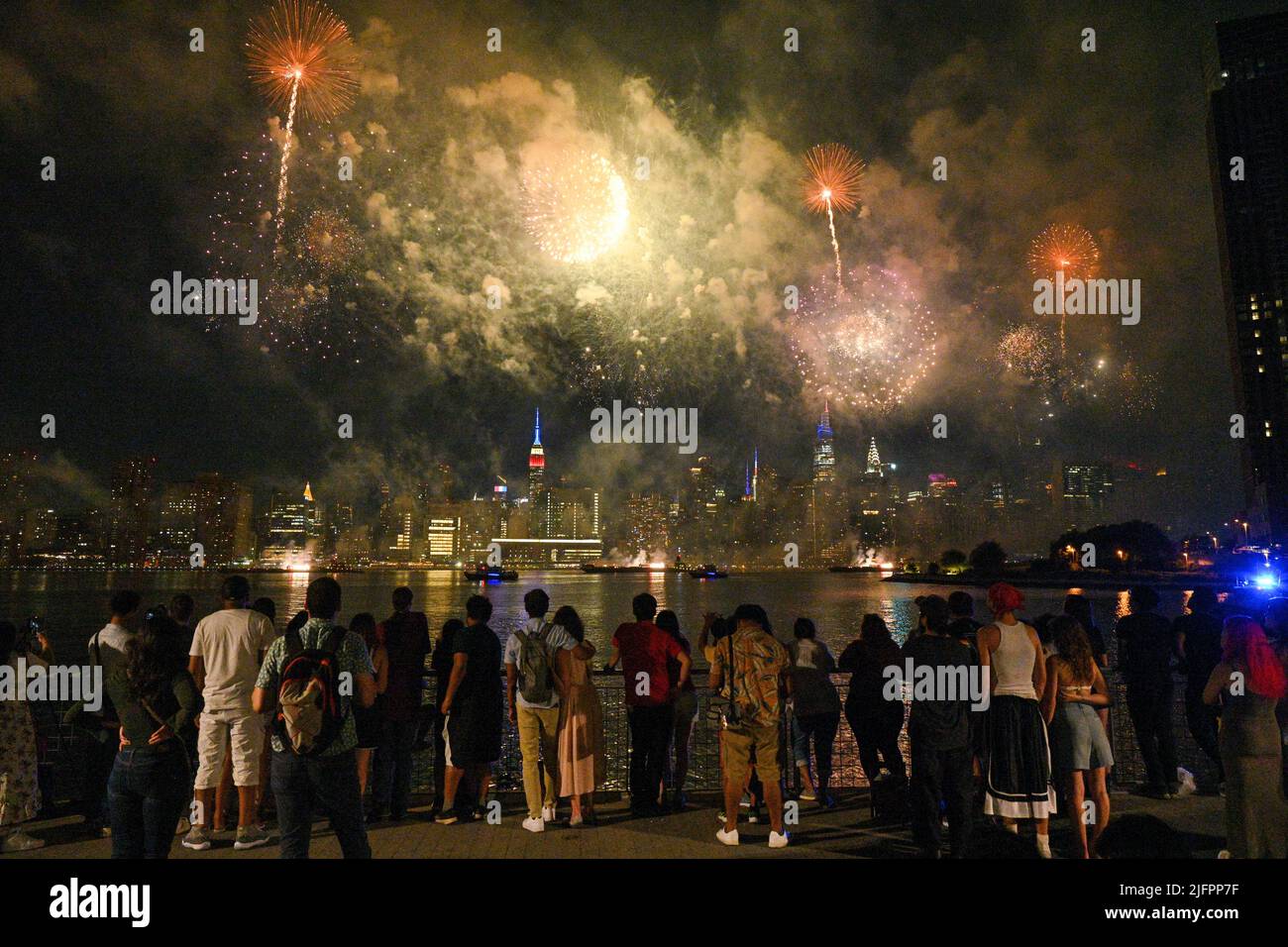 The Macy's Fourth of July fireworks show lights up the sky over midtown ...