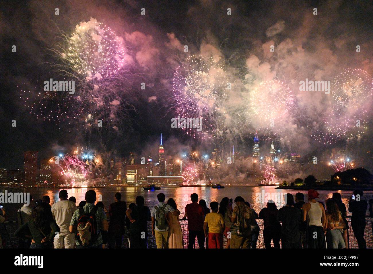 The Macy's Fourth of July fireworks show lights up the sky over midtown ...
