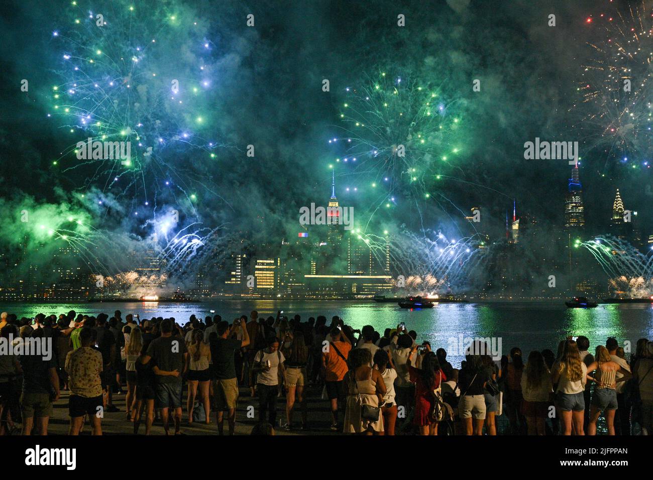 The Macy's Fourth of July fireworks show lights up the sky over midtown ...