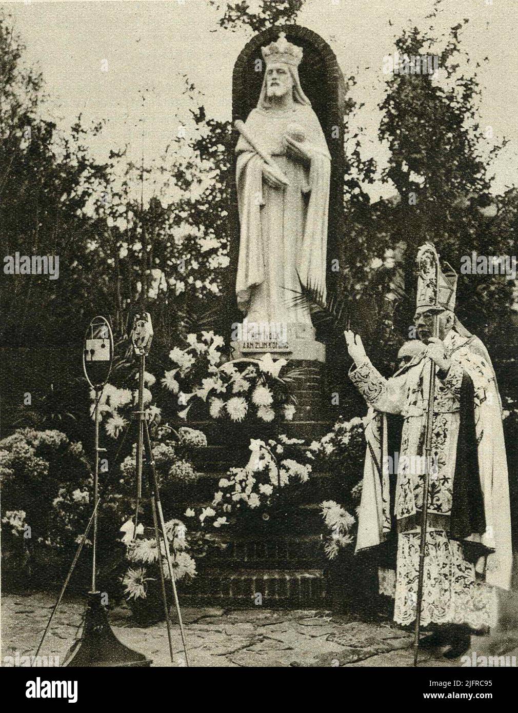 Intronization of the Christ Koning statue at the Koningsgaard monastery by Mgr. A.F. Diepen. The consecration was attended by participants in the tribute tour of men by Christ Koning. The statue of the sculptor Egidius Ludovicus Everaerts (28-01-1877 Antwerp-11-07-1949 Nijmegen) was created by gifts from the Nijmegen Catholic Burgerij. The names of those who contributed were bricked into a tube in the foot of the monument. Koningsgaard was the monastery of the Sister's company of the daughters of Jesus Sacred Heart from 1-4-1928 to 1983 Stock Photo