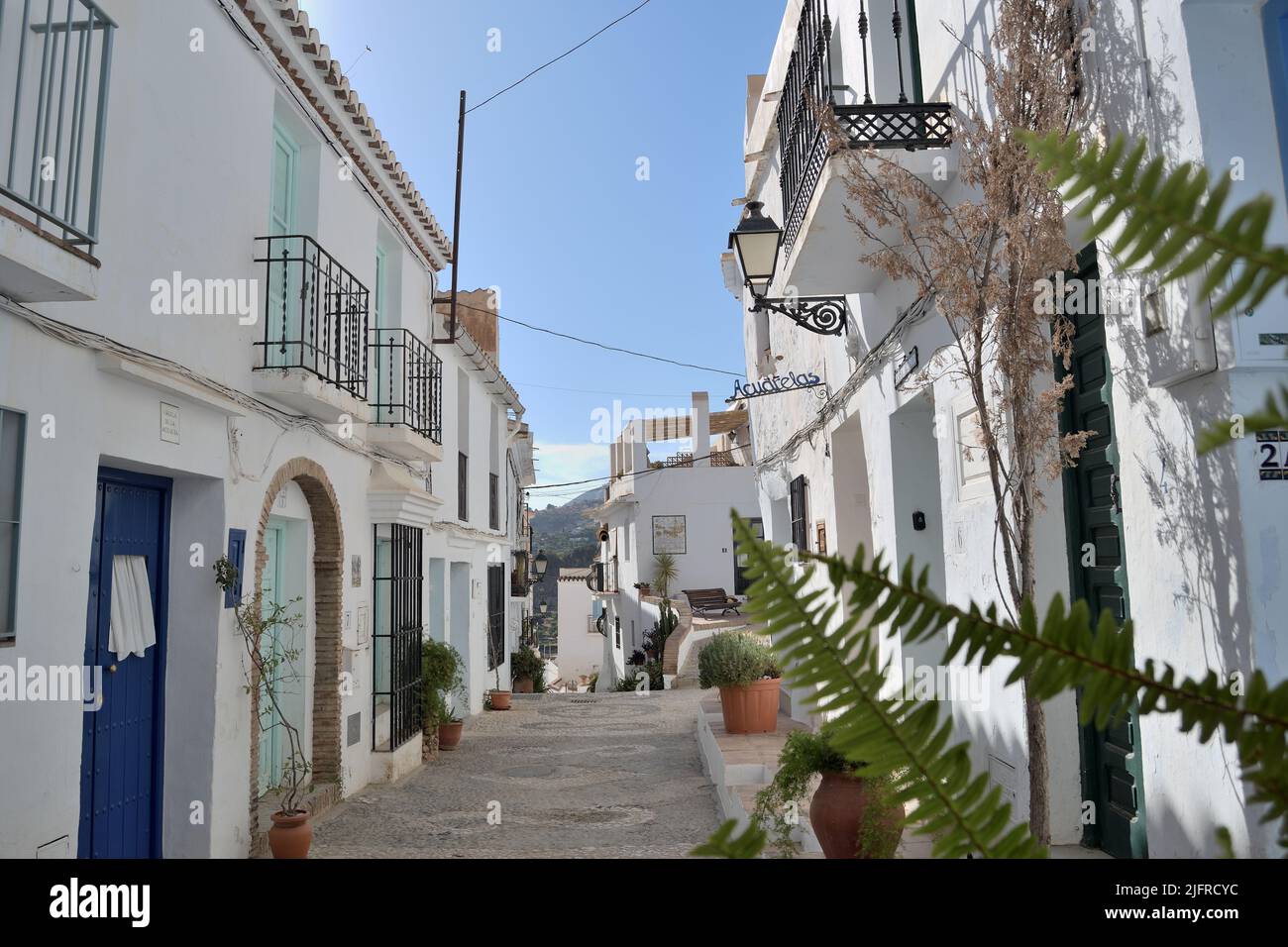White washed spanish buildings hi-res stock photography and images - Alamy