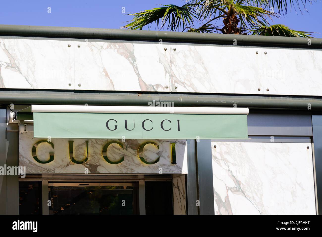 Gucci store front hi-res stock photography and images - Page 2 - Alamy