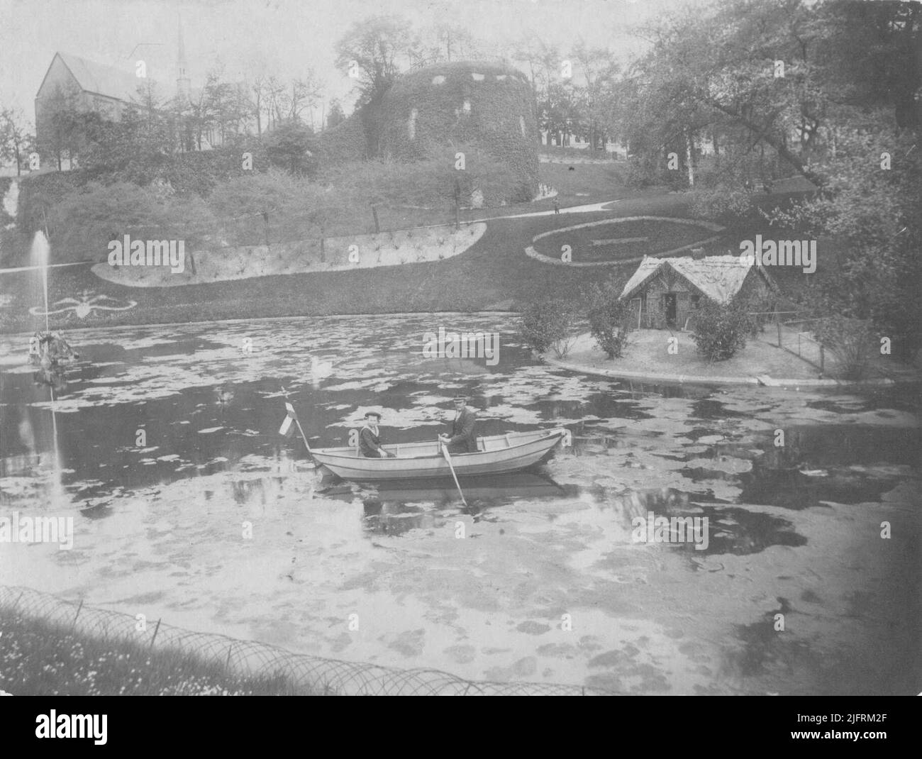 Pond setting Black and White Stock Photos & Images - Alamy