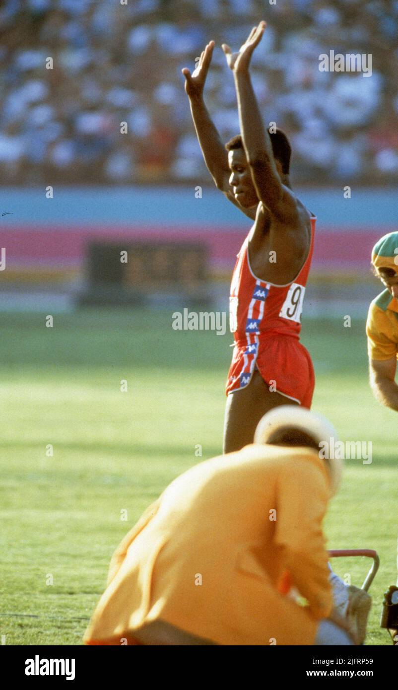 OLYMPIC SUMMER GAMES IN LOS ANGELES 1984 Carl Lewis USA in track&field Stock Photo
