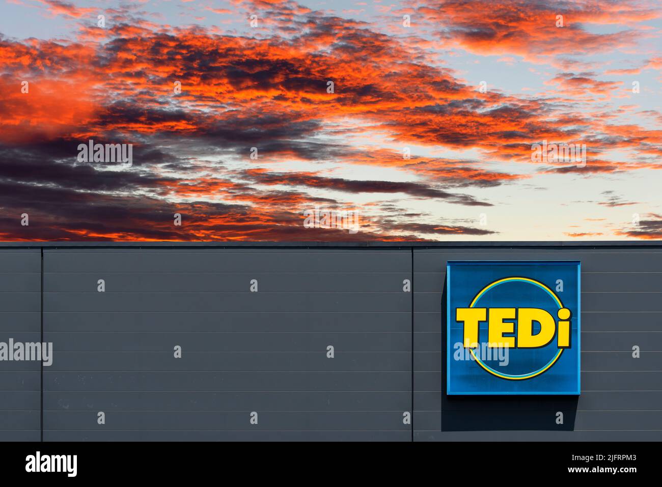 Werbe- und Firmanschild der Firma Tedi Stock Photo