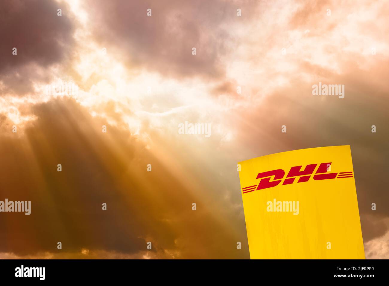 Werbe- und Firmenschild schild der Firma DHL Stock Photo