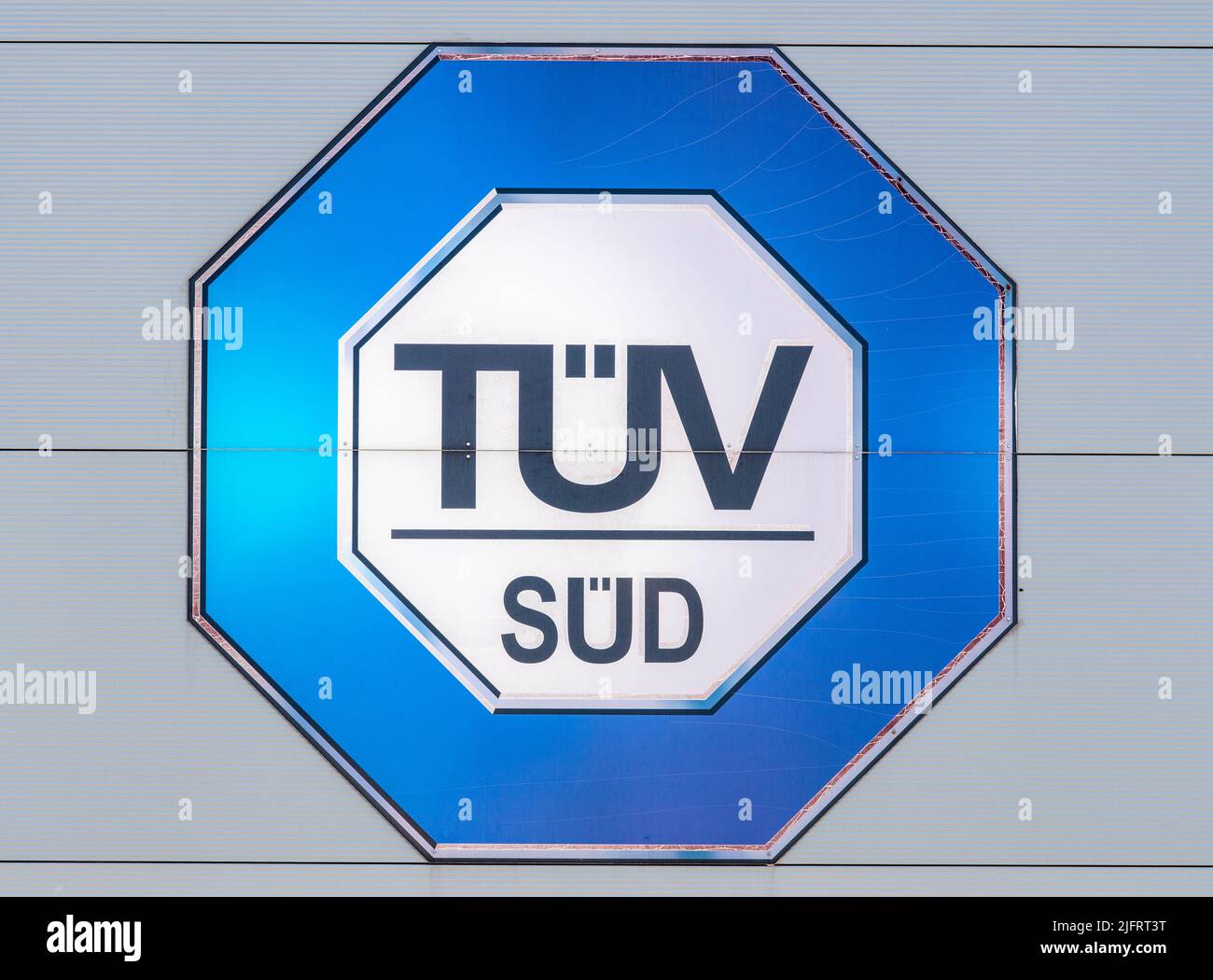 Werbe- und Firmanschild des TÜV Süd Stock Photo