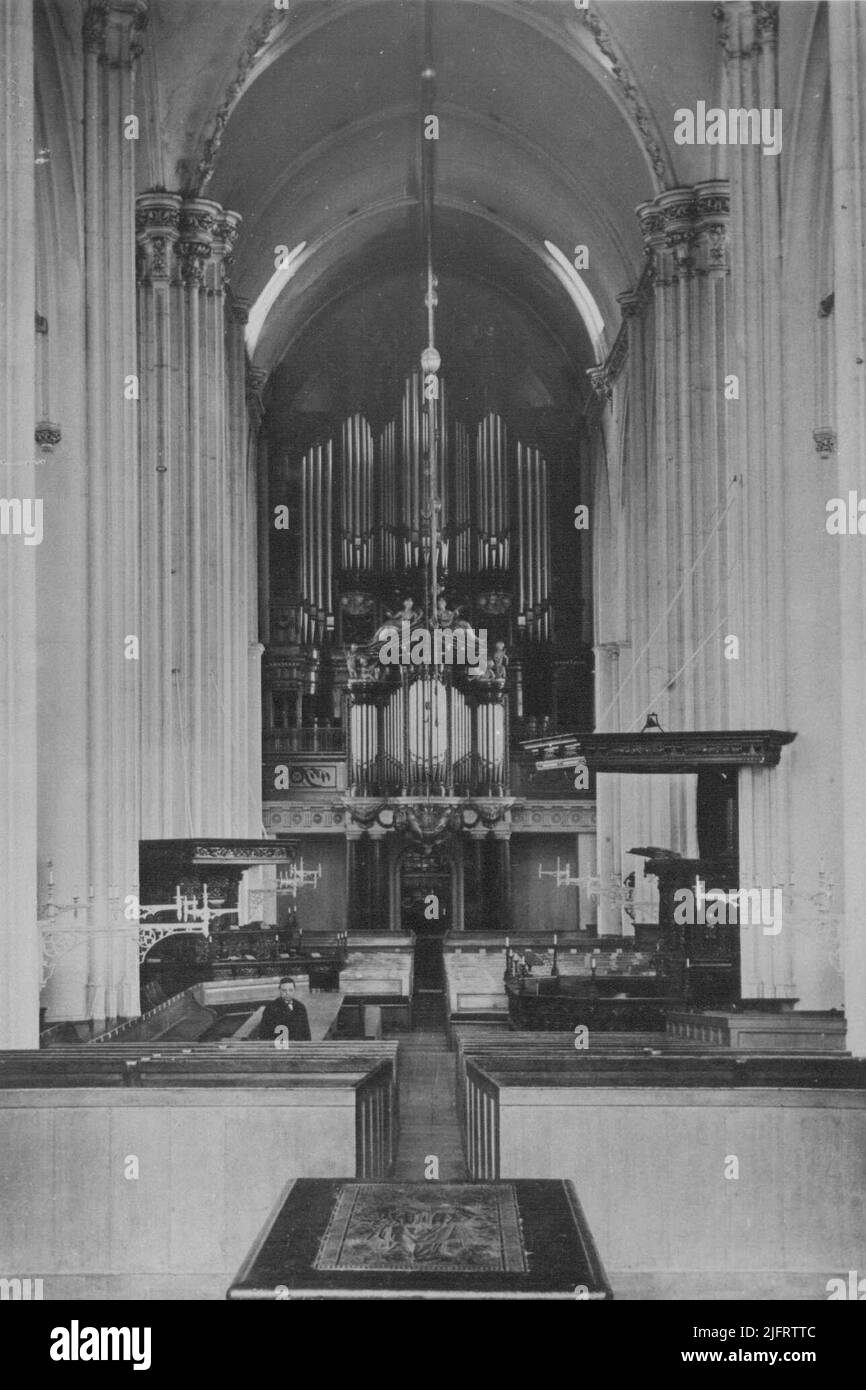 Face from the priest's choir in the St. Stevenskerk in the direction of the Konig organ; the old setup: the pulpit (made in 1640 by Joost Jacobs) (right) and the men's stilt (made in 1644 by Cornelis Hermansz. Schaeff after a design by Joost Jacobs) (left); At the front of the tomb of Catharina de Bourbon, seen from the east Stock Photo