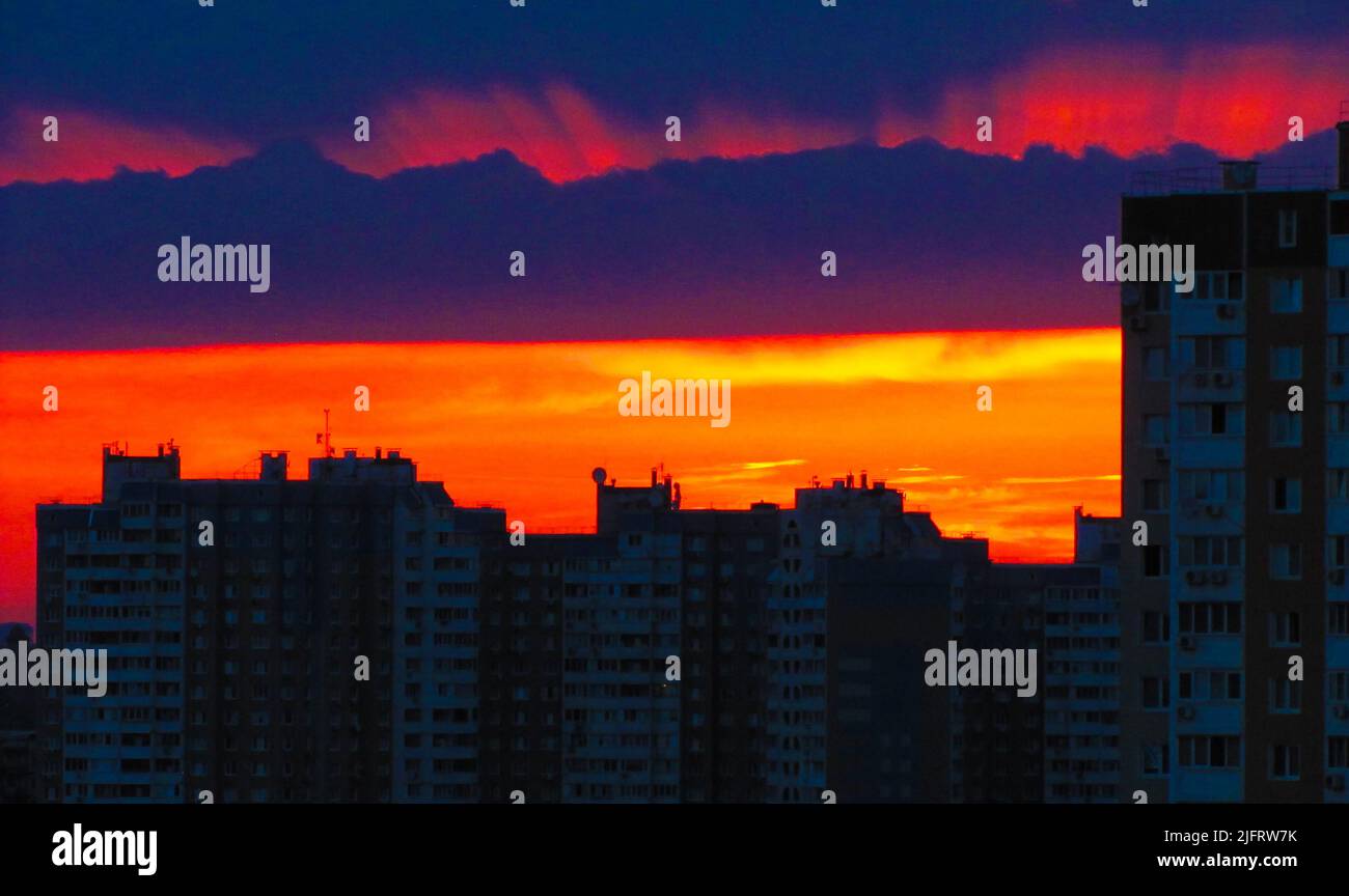 Evening city in rays hi-res stock photography and images - Alamy