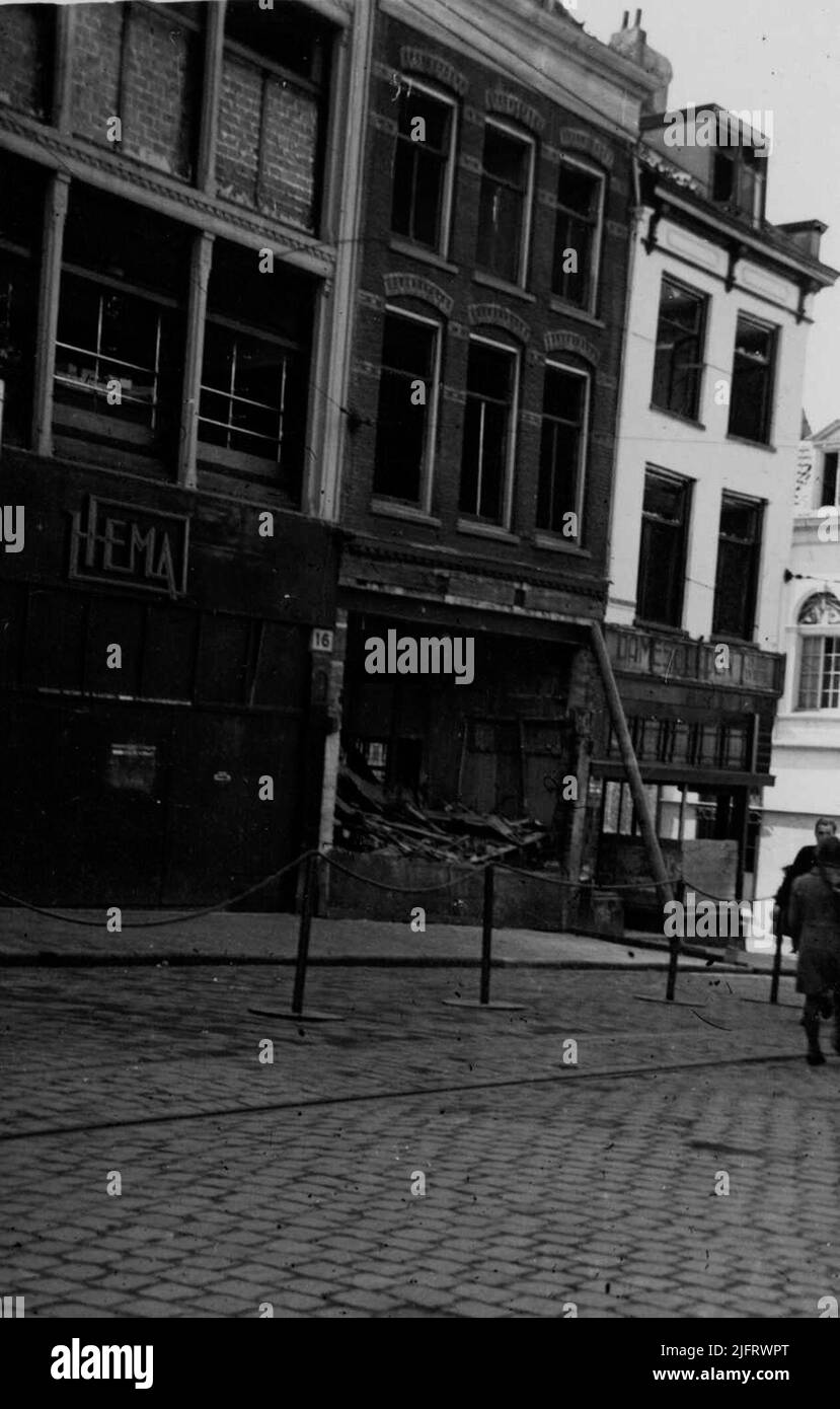 On the left the destroyed building of the Hema on the Grote Markt after a light bombing on March 27, 1942; To the right of the building of the ladies' hat shop of Maison Tepe (address Stikke Hezelstraat 3, on the corner with Augustijnenstraat) Stock Photo