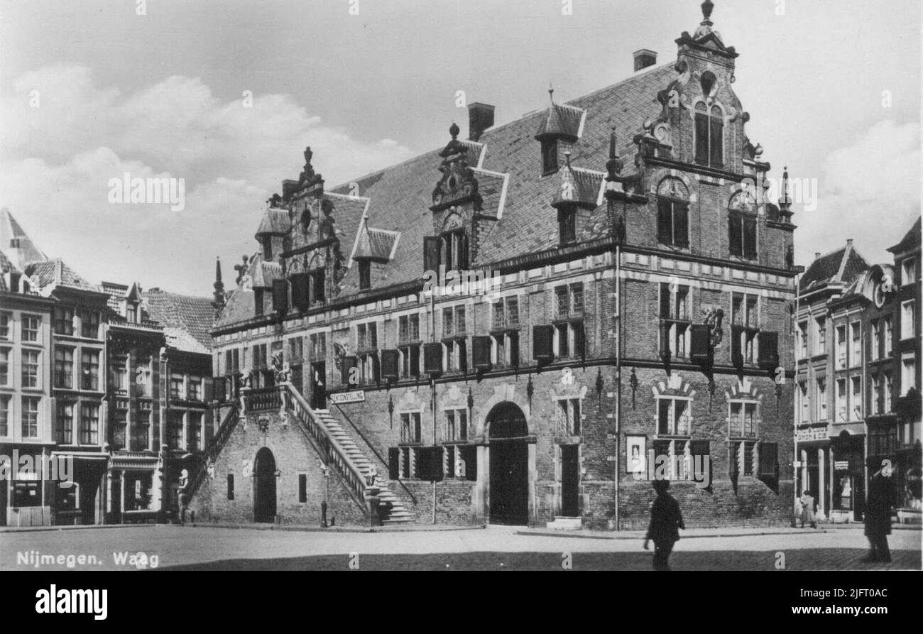 On the right the facade and the eastern facade of the Waaggebouw, on the far right the view to the Kannenmarkt, on the left the facades on the west side of the Grote Markt, between the Laeckenhal and the Achter de Hoofdwacht Stock Photo