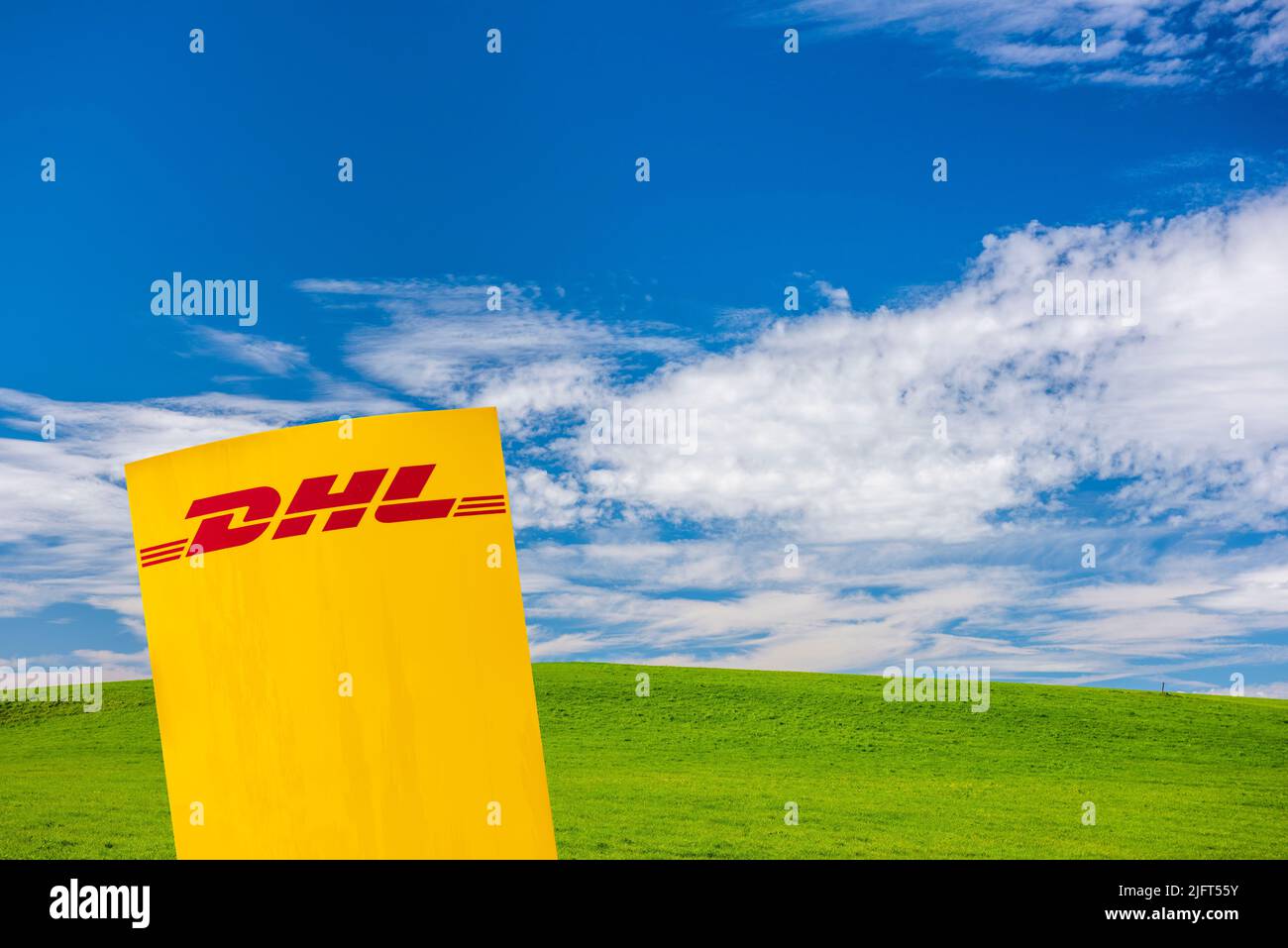 Werbe- und Firmenschild schild der Firma DHL Stock Photo