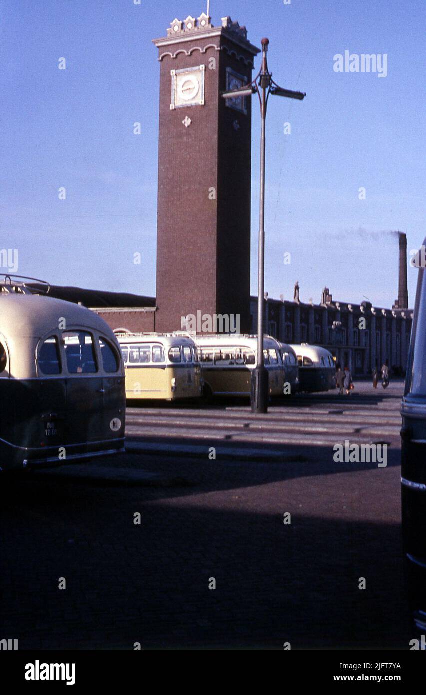 The station building of architect Sybold van Ravesteyn. In the foreground the yellow buses of the Gelderse Tramwegen. Stock Photo
