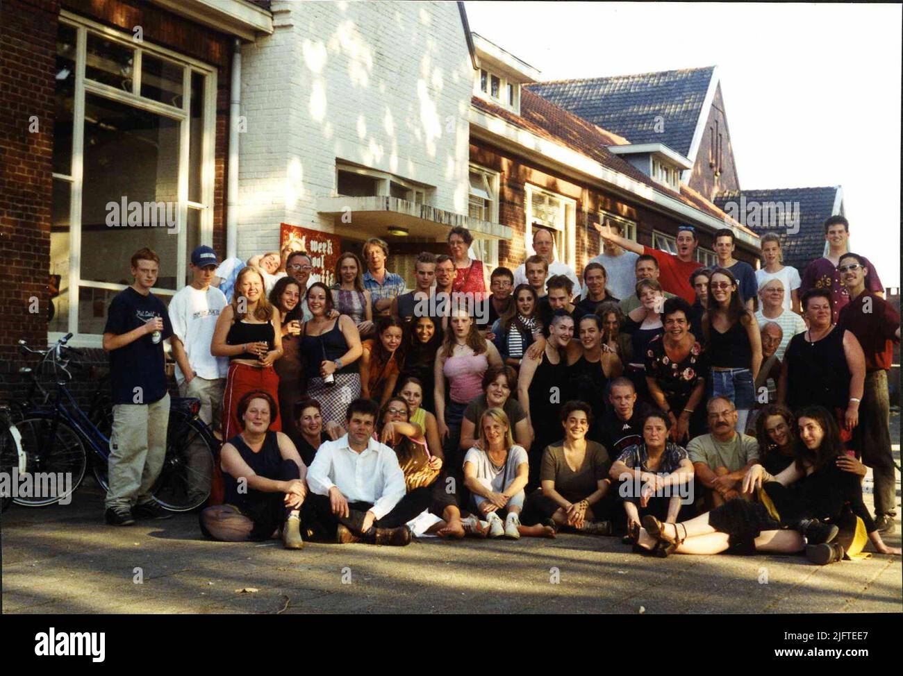 Group photo with young people and employees of the 'Eigenwijs' living