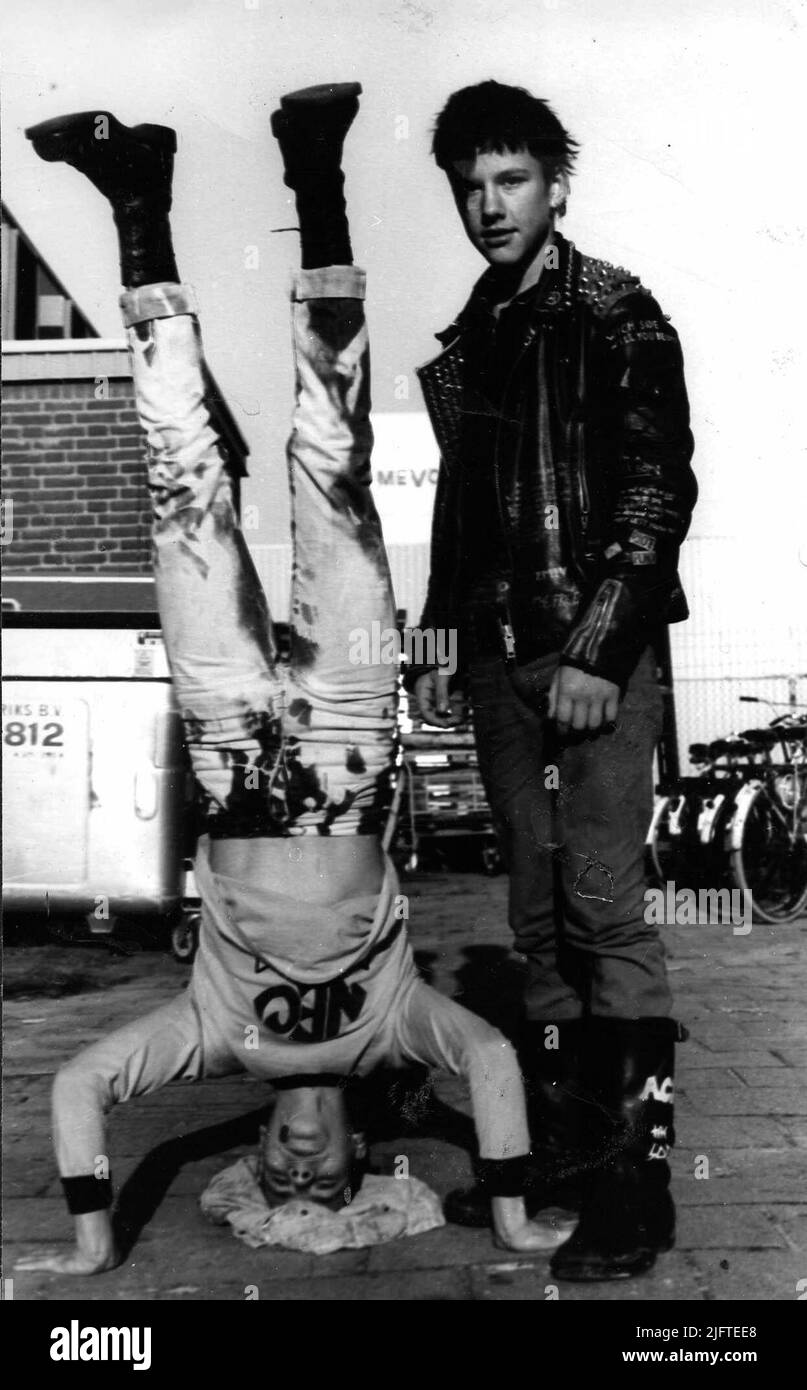 Young people from Leefwerkschool 'Eigenwijs' pose on the grounds of the