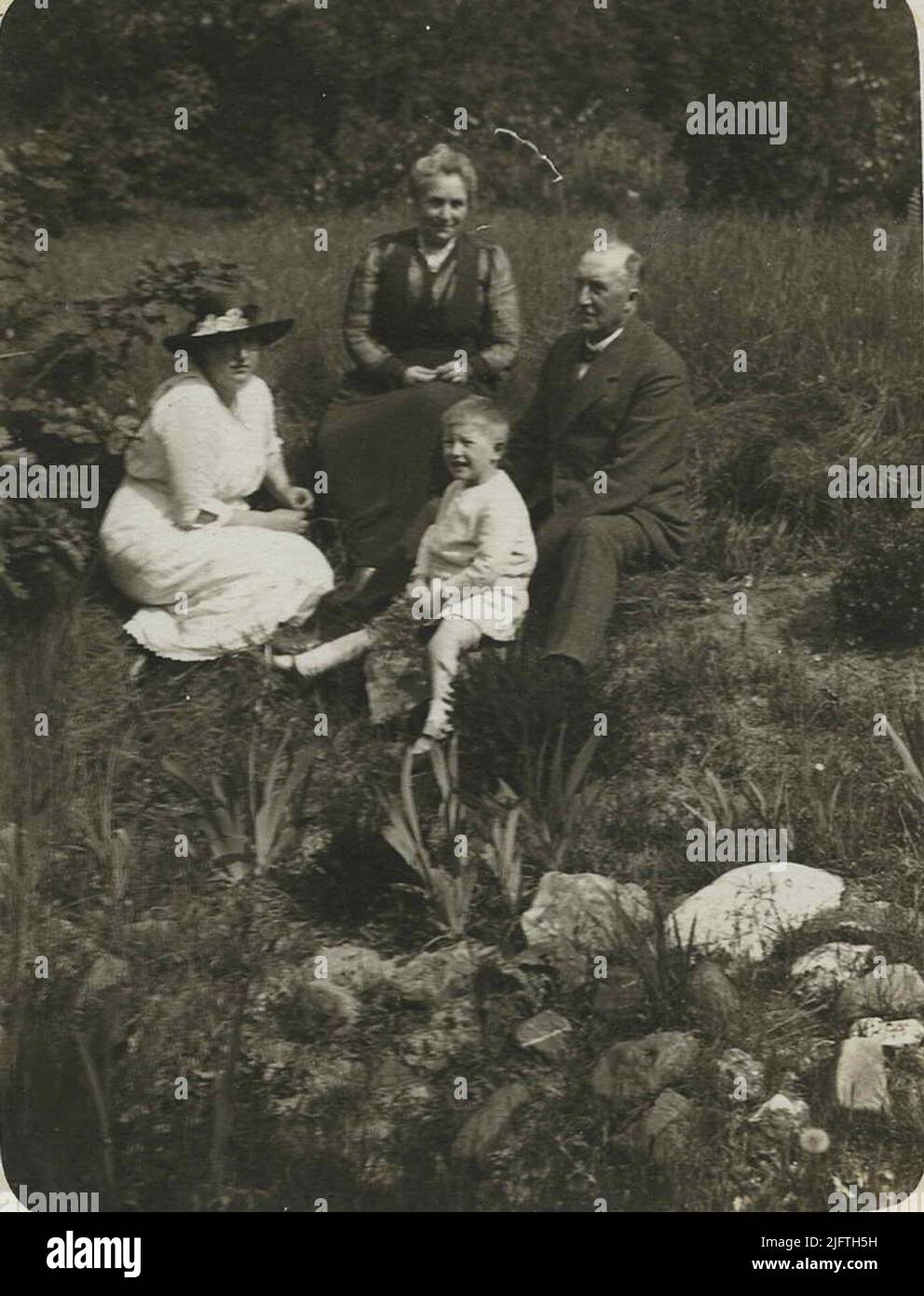 Family photo with Joachimus (Chiem) van Houwinge (24/03/1859 - 22/02/1936), coal trader, large landowner of the area on and adjacent to the Kwakkenberg and founder of the Villapark, wife Sophia Frederika Hamerslag (05/02// 1862 - 07/10/1936) and (left), youngest daughter Johanna Christina Hallo -van Houwinge (11/12/1891 - 21/07/1974), with her only child, Jacobus Winus Johannes (Jaap) Hello (19/19/ 05/1917 - 26/04/1981). Van Houwinge called the (forest) roads on the Kwakkenberg to his wife and three daughters. During the transfer to the municipality of Nijmegen in 1916, the names Sophiaweg, Ad Stock Photo