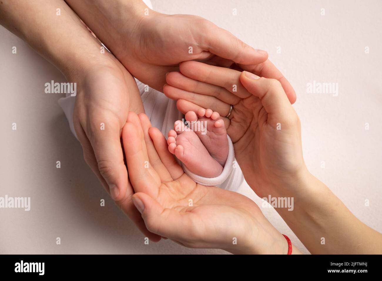 https://c8.alamy.com/comp/2JFTMNJ/the-palms-of-the-father-the-mother-are-holding-the-foot-of-the-newborn-baby-feet-on-the-palms-of-the-parents-2JFTMNJ.jpg