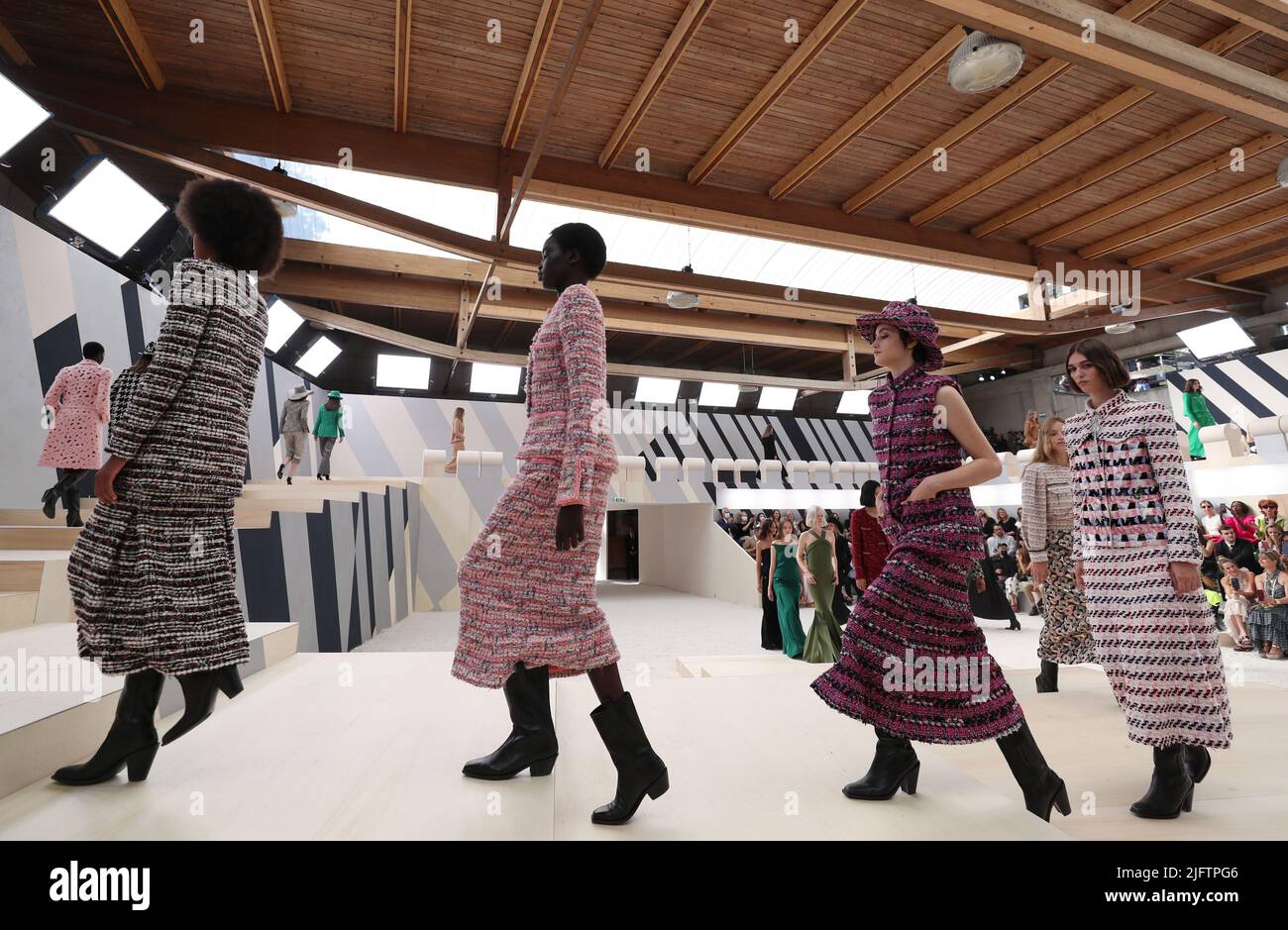 Paris, France. 5th July, 2022. Models present creations from the Fall/Winter 2022-2023 Haute Couture collection of Chanel during the Paris Fashion Week in Paris, France, July 5, 2022. Credit: Gao Jing/Xinhua/Alamy Live News Stock Photo