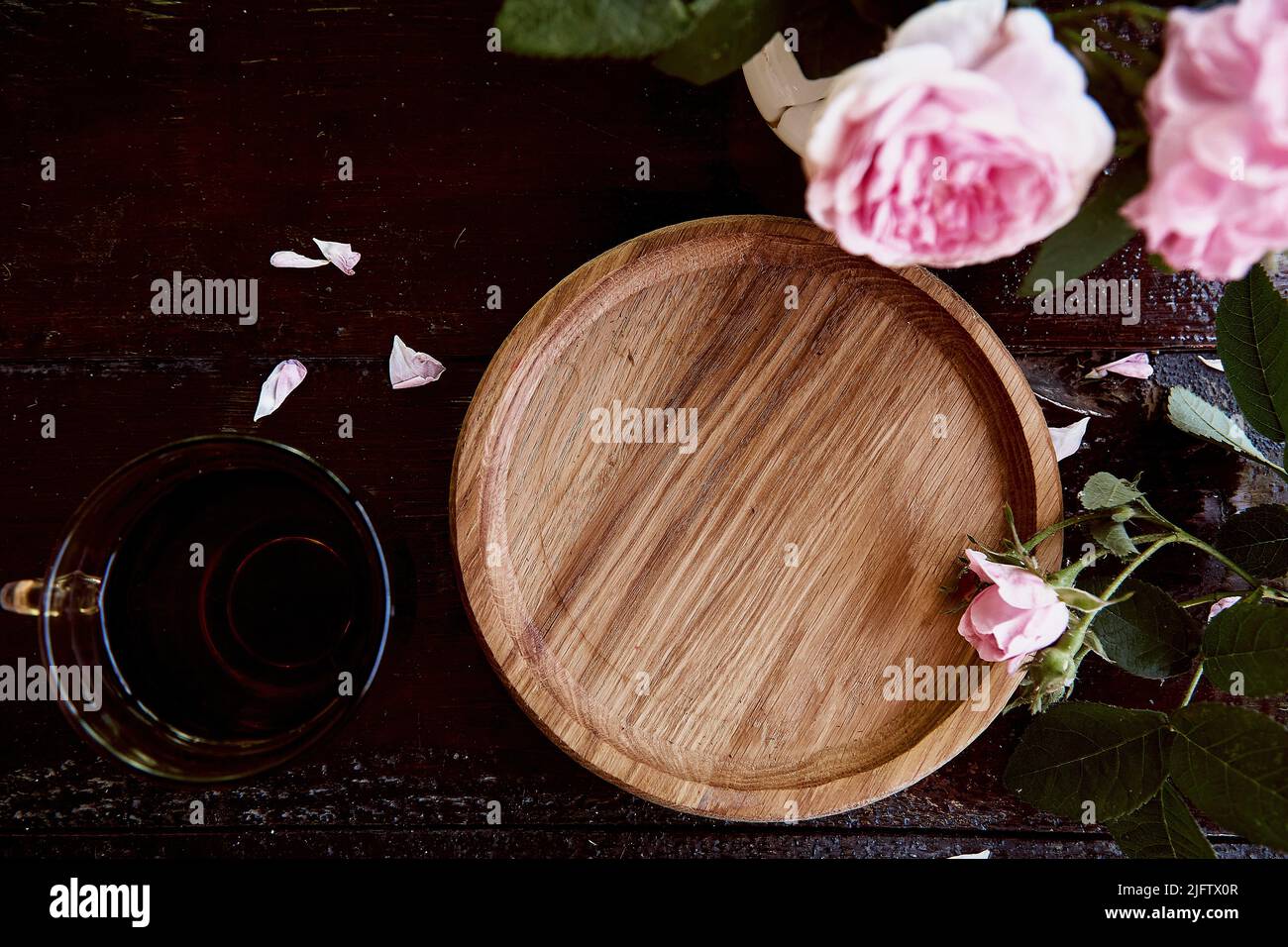 Mock up menu or recipe wooden plate, podium with pink tea rose. Morning aesthetic. Invitation, wedding, Mothers day card mockup. Place for text. View from above. Stock Photo
